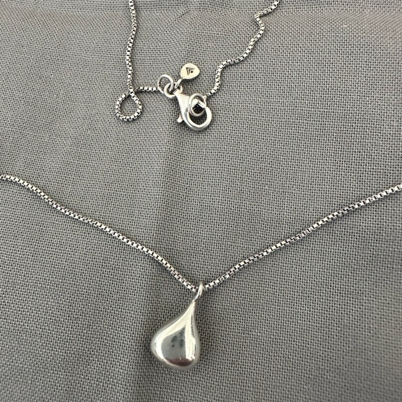Silpada Elegant sterling Silver 925 Teardrop Necklace - Picture 2 of 4